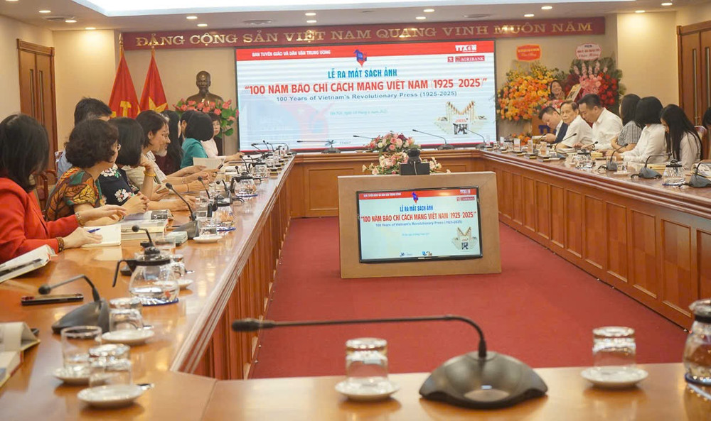 Toàn cảnh lễ ra mắt cuốn sách ảnh về 100 năm Báo chí Cách mạng Việt Nam. 