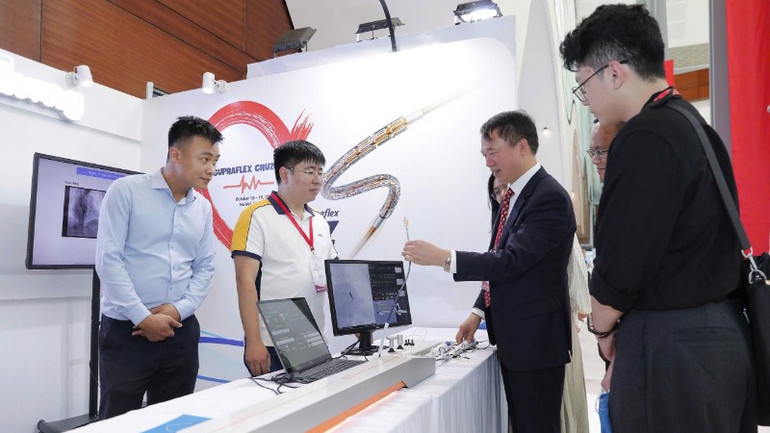 Giáo sư, Tiến sĩ Phạm Mạnh Hùng trao đổi về các kỹ thuật chuyên môn. tm1-370.jpg