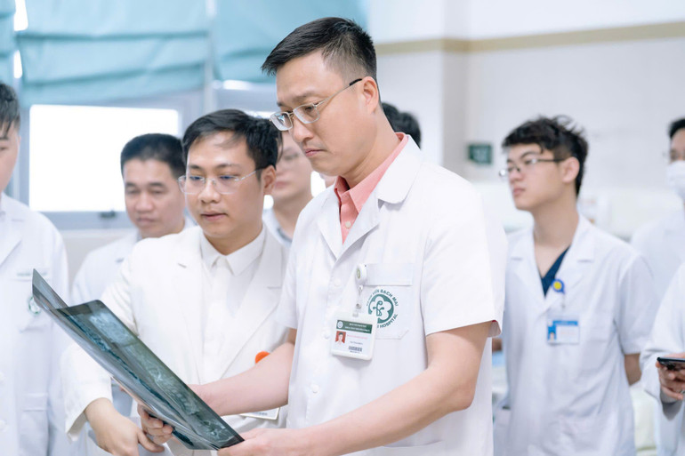 Các thầy thuốc Khoa chấn thương chỉnh hình và cột sống (Bệnh viện Bạch Mai) đánh giá kết quả cận lâm sàng cho người bệnh. gen-h-bm.jpg