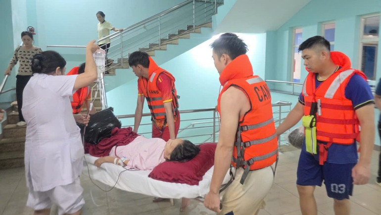 Hoạt động hỗ trợ đưa bệnh nhân từ chỗ ngập lụt lễ chỗ cao để tiếp tục điều trị tại cơ sở y tế trên địa bàn thành phố Huế. (Ảnh: Dương Quang Tiến) z7174889455578-2275a24816caf110e15da7c42c4c7310.jpg