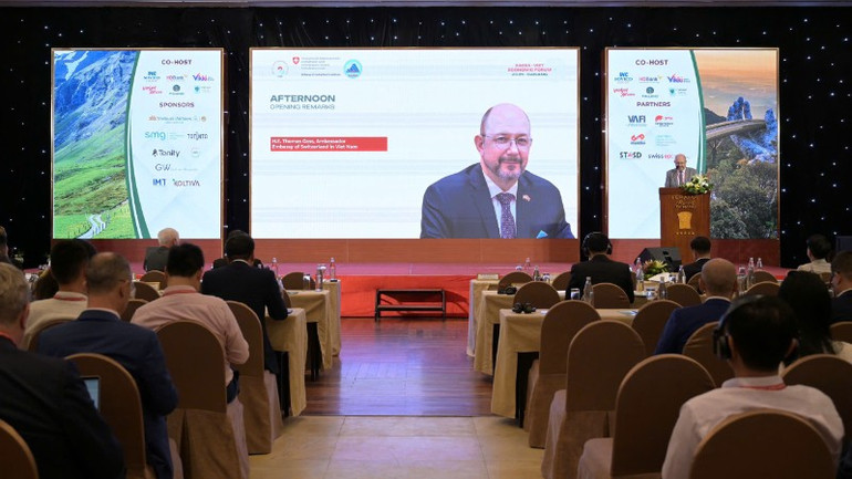 Herr Thomas Gass, Schweiz extraordinär och befullmäktigade ambassadör i Vietnam, höll öppningstalet vid forumet. lc4112-9009.jpg