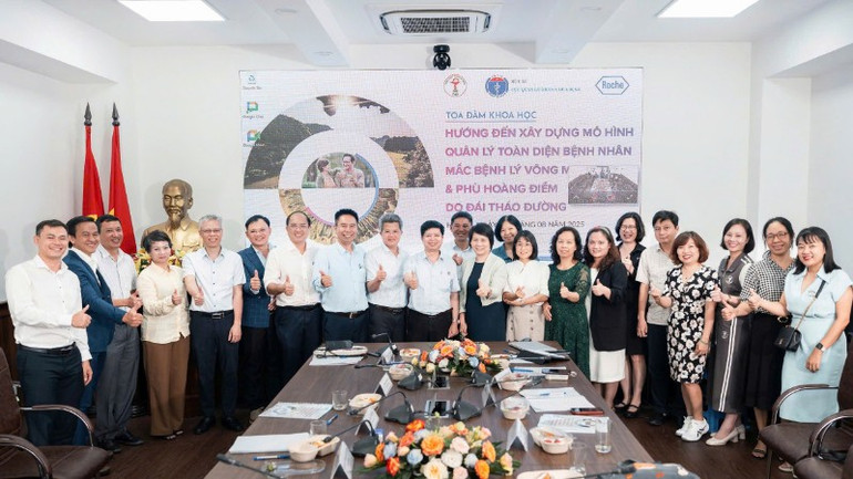 Các chuyên gia tham gia buổi toạ đàm. z6930803729116-41f54b0461aa6e6101c0d05784a5fe56-5380.jpg