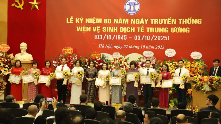 Lãnh đạo Bộ Y tế trao thưởng cho đại diện các tổ chức, cá nhân của Viện Vệ sinh Dịch tễ Trung ương. vsdt3-521.jpg