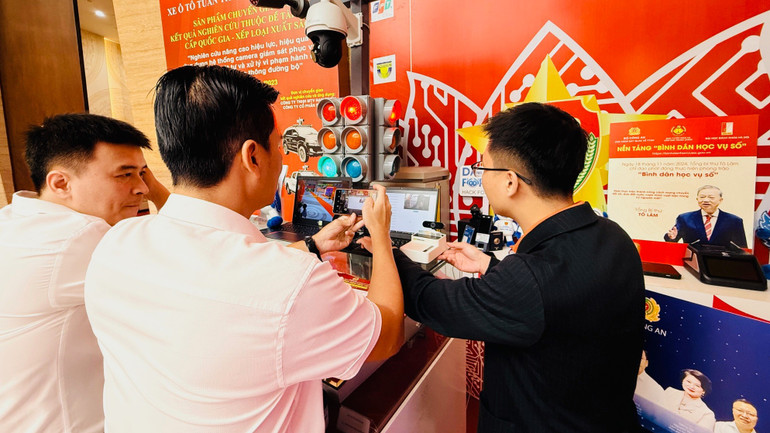 Đại biểu trải nghiệm giải pháp FPT.IDCheck. lc11.jpg