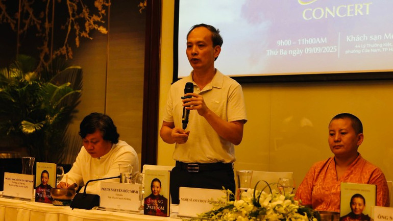 O professor associado Nguyen Duc Minh fala sobre a eficácia do som na medicina tradicional. suc-khoe2-9-9-3629.jpg