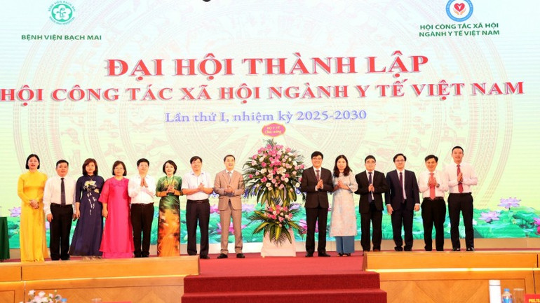보건부 차관인 Tran Van Thuan 박사는 베트남 보건 분야 사회복지사 협회 설립을 축하하는 꽃을 전달했습니다. ctxh4-4008.jpg