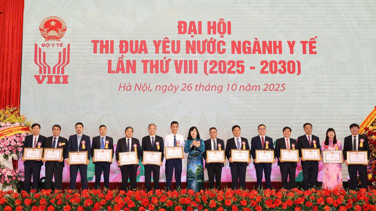 Bộ trưởng Y tế Đào Hồng Lan tặng bằng khen cho các tập thể, cá nhân đạt nhiều thành tích trong phong trào thi đua yêu nước giai đoạn 2020–2025. td3.jpg
