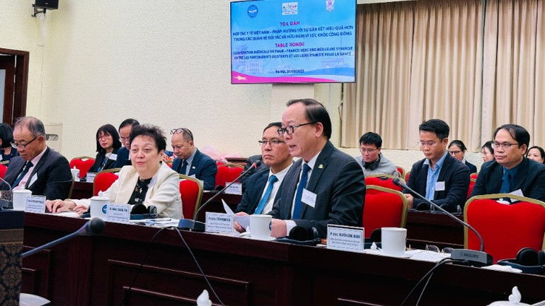 На семінарі виступив доцент, доктор Тран Мінь Дьєн, директор Національної дитячої лікарні. phap-viet315-3974.jpg