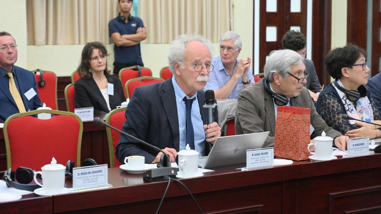 На семінарі відбувся обмін думками між представниками Французько-В'єтнамської медичної асоціації. phap-viet314-8419.jpg