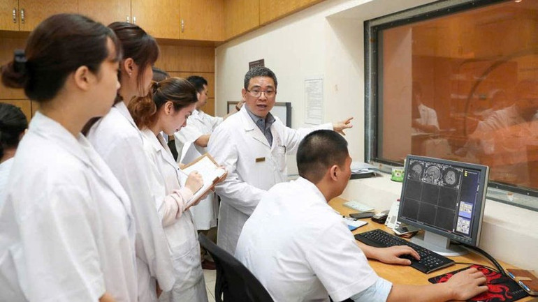 Sinh viên Trường đại học Y Dược thực tập tại bệnh viện thực hành. gen-n-z6794735676408-9049d031eff30aa96f9cc1465dc2611b-564.jpg