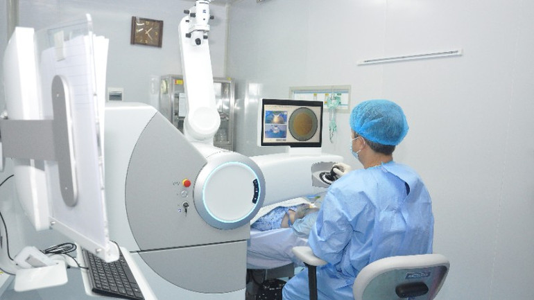 جراحة الانكسار على نظام جراحي جديد. mat888-5080.jpg