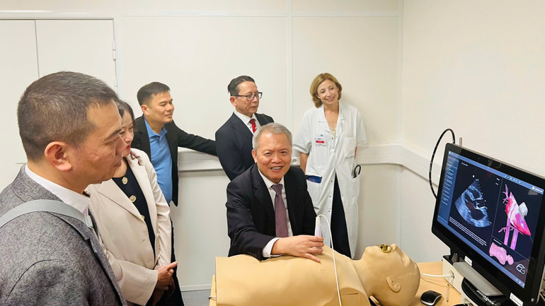 Giáo sư, Tiến sĩ Lê Ngọc Thành và đoàn công tác Trường đại học Y Dược thăm Trung tâm mô phỏng cận lâm sàng tại Trường Y, Đại học Paris Saclay trong khuôn viên Bệnh viện Bicêtre Paris. img-4715-1.jpg