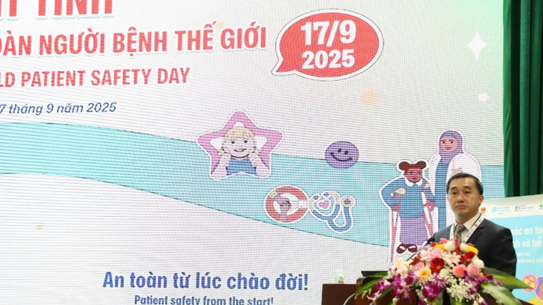 Giáo sư, Tiến sĩ Trần Văn Thuấn, Thứ trưởng Bộ Y tế phát biểu tại lễ mít-tinh. atnb6-2436.jpg