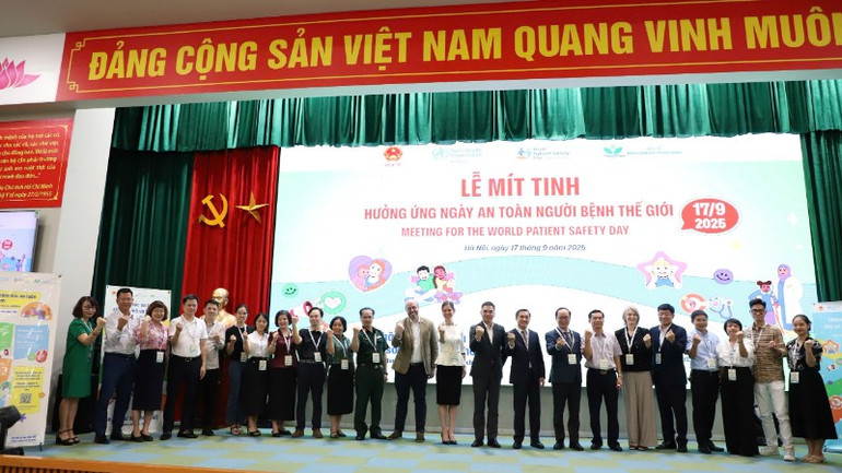 Đại diện Bộ Y tế, các tổ chức quốc tế và các bệnh viện cam kết đẩy mạnh thực hiện bảo đảm an toàn người bệnh. atnb4-4093.jpg
