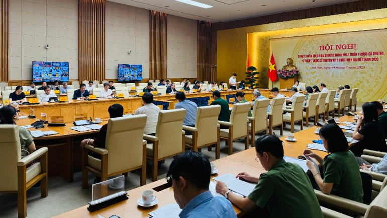 Thứ trưởng Bộ Y tế Đỗ Xuân Tuyên báo cáo kết quả 5 năm thực hiện Quyết định 1893/QĐ-TTg. img-4836-1217.jpg