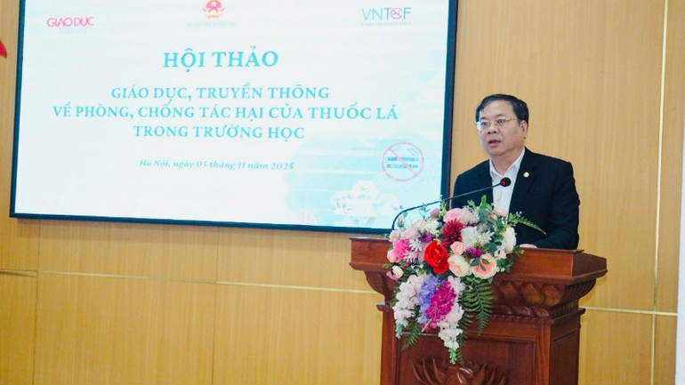 Deputy Director of Phu Tho Department of Education and Training Nguyen Quang Minh shared at the Education and Communication Workshop on preventing the harmful effects of tobacco in schools. tl-truong-hoc1-4531.jpg