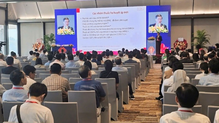Toàn cảnh một phiên báo cáo chuyên đề. tm4-5600.jpg
