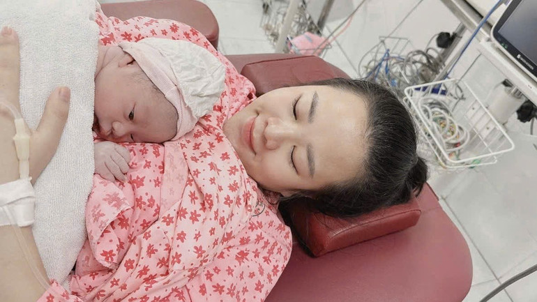 Tại Bệnh viện đa khoa Đức Giang phương pháp da kề da được thực hiện ngay sau sinh. gen-n-dg3.jpg