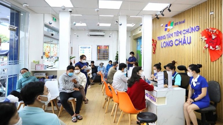 Người dân sử dụng dịch vụ y tế tại hệ thống nhà thuốc và và trung tâm tiêm chủng Long Châu. 2-7684.jpg
