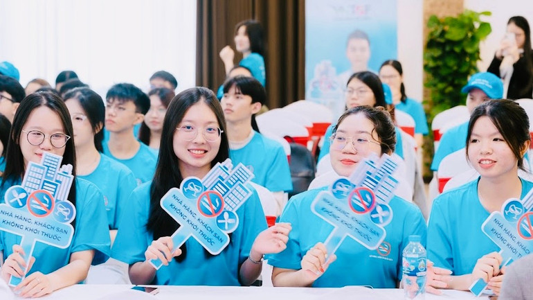 Các đại biểu tham gia triển khai “Chiến dịch tăng cường thực hiện môi trường không khói thuốc lá tại khách sạn, nhà hàng và các địa điểm công cộng” tại Đà Nẵng. img-6021.jpg