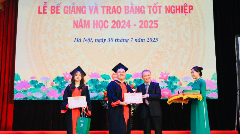 Tặng Bằng khen cho sinh viên xuất sắc. 112-6183.jpg