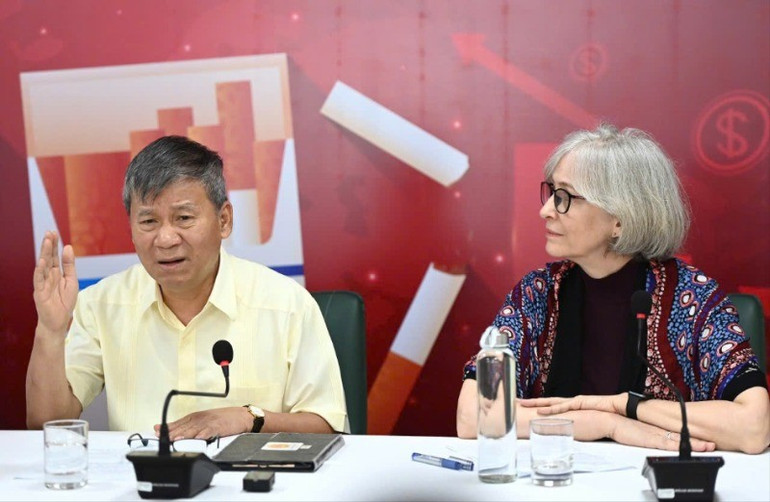 Giáo sư Nguyễn Anh Trí (bên trái) và bà Sarah Bales, chuyên gia Hội Kinh tế Y tế Việt Nam trao đổi về thuế thuốc lá tại Việt Nam. gen-h-z6673716217793-ec1bb84b022110704c8d4ac28bf47831-4686.jpg