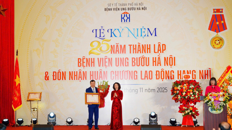 Pemimpin bandar Hanoi menyampaikan bunga untuk mengucapkan tahniah kepada Dr. Bui Vinh Quang. ubhn7113.jpg