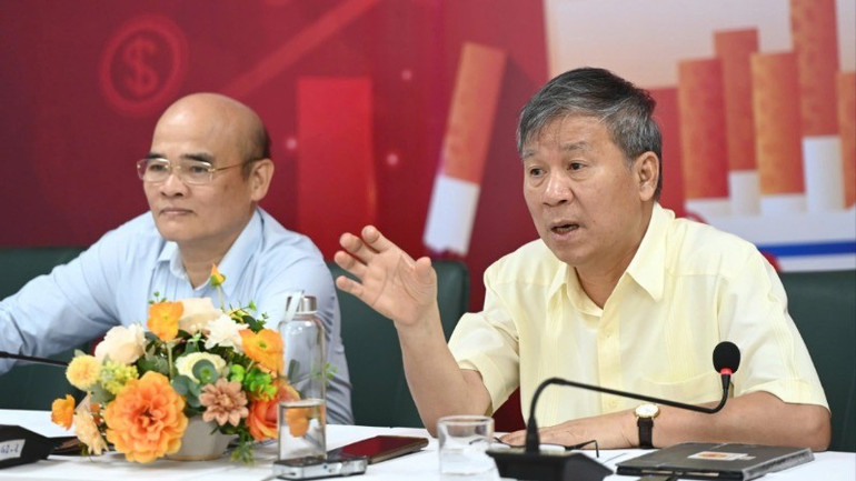 Giáo sư Nguyễn Anh Trí (bên phải) trao đổi tại tọa đàm. gen-h-gs-tri-4692.jpg