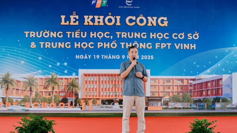 Ông Lê Trường Tùng, Chủ tịch Hội đồng trường Trường đại học FPT, phát biểu tại buổi lễ. khoi-cong1-5073.jpg
