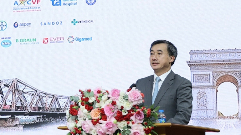 Ομιλητής ήταν ο καθηγητής, Δρ. Τραν Βαν Τούαν, Αναπληρωτής Υπουργός Υγείας, Πρόεδρος του Εθνικού Ιατρικού Συμβουλίου. yphap-viet3.jpg