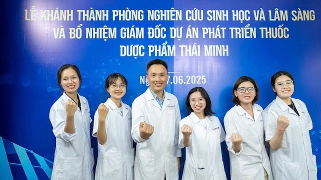 생물학 및 임상 연구부 직원. tm3.jpg