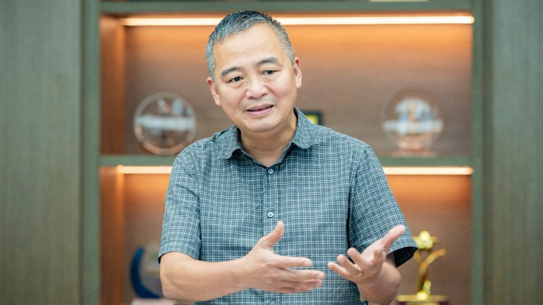 PGS, TS Nguyễn Lân Hiếu, Giám đốc Bệnh viện Đại học Y Hà Nội chia sẻ mục đích, ý nghĩa việc triển khai dự án máy khử rung tim tự động. fpt4-5076.jpg