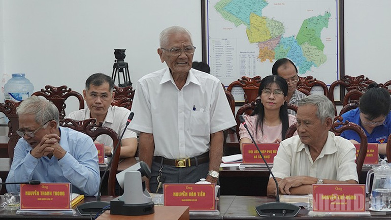 Ông Nguyễn Văn Tiến (đứng), nhân chứng lịch sử, phát biểu tại hội thảo. ndo_br_dsc05779-copy.jpg