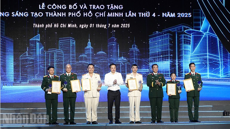 Lãnh đạo thành phố trao tặng Giải thưởng Sáng tạo lần 4 cho tác giả, nhóm tác giả ở lĩnh vực Quốc phòng an ninh. ndo_bl_dsc04711.jpg