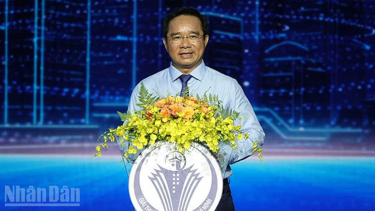 Chủ tịch Ủy ban nhân dân Thành phố Hồ Chí Minh Nguyễn Văn Được phát biểu tại lễ trao tặng Giải thưởng Sáng tạo lần 4. ndo_bl_dsc04827.jpg