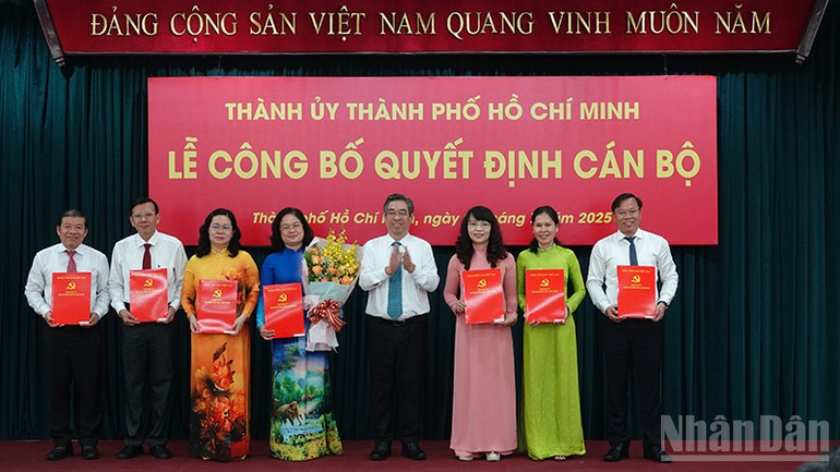Đồng chí Nguyễn Phước Lộc, Phó Bí thư Thành ủy, Chủ tịch Ủy ban Mặt trận Tổ quốc Việt Nam Thành phố Hồ Chí Minh, trao quyết định cho các đồng chí lãnh đạo Ban Nội chính Thành ủy Thành phố Hồ Chí Minh. ndo_br_dsc04624.jpg