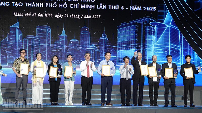Lãnh đạo thành phố trao tặng cho các tác giả, nhóm tác đoạt giải thưởng Sáng tạo ở lĩnh vực Văn học nghệ thuật. ndo_bl_dsc04779.jpg