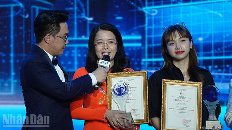 Giám đốc Sở Du lịch Nguyễn Thị Ánh Hoa chia sẻ cảm xúc khi Lễ hội sông nước Thành phố Hồ Chí Minh được trao giải Nhất ở lĩnh vực Phát triển kinh tế. ndo_bl_dsc04737.jpg