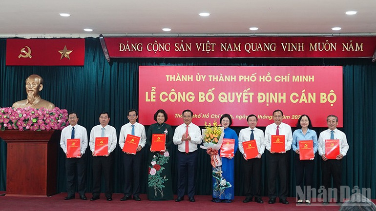 Đồng chí Nguyễn Văn Được, Phó Bí thư Thành ủy, Chủ tịch Ủy ban nhân dân Thành phố Hồ Chí Minh, trao quyết định cho các đồng chí lãnh đạo Ban Tổ chức Thành ủy Thành phố Hồ Chí Minh. ndo_br_dsc04595.jpg