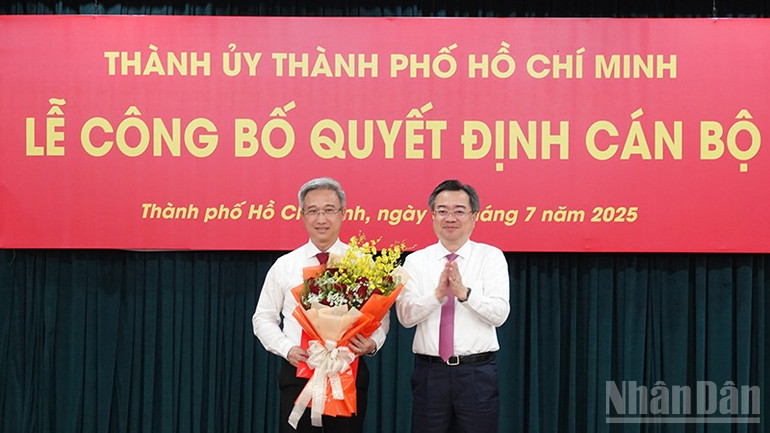 Đồng chí Nguyễn Thanh Nghị, Phó Bí thư Thường trực Thành ủy Thành phố Hồ Chí Minh, trao quyết định của Bộ Chính trị cho đồng chí Đặng Minh Thông. ndo_br_dsc04579.jpg