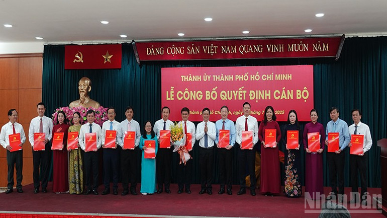 Đồng chí Võ Văn Minh, Phó Bí thư Thành ủy, Chủ tịch Hội đồng nhân dân Thành phố Hồ Chí Minh, trao quyết định cho các đồng chí lãnh đạo Ban Tuyên giáo và Dân vận Thành ủy Thành phố Hồ Chí Minh. ndo_br_dsc04611.jpg
