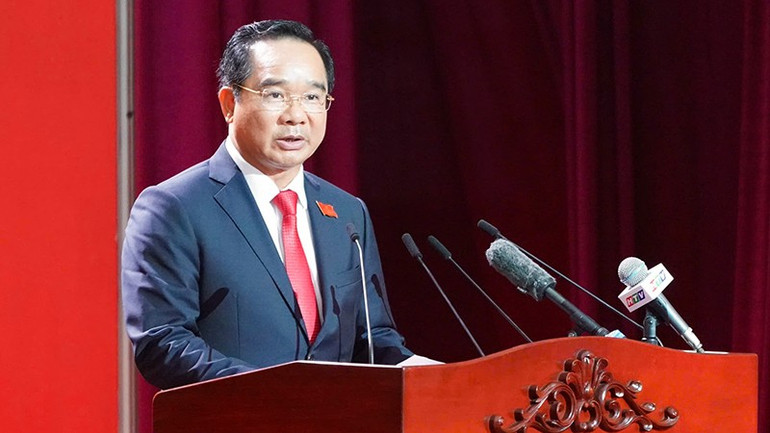 Đồng chí Nguyễn Văn Được, Chủ tịch Ủy ban nhân dân Thành phố Hồ Chí Minh trình bày tóm tắt Dự thảo báo cáo chính trị Đại hội. (Ảnh: Ban tổ chức) z7114182525706-52cc0500bde0ae62a71889d9aa4968cf.jpg