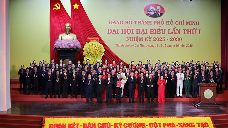 Ban chấp hành Đảng bộ Thành phố Hồ Chí Minh nhiệm kỳ 2025-2030 ra mắt Đại hội. (Ảnh: Ban tổ chức) z7114523696798-a4ba664e064ed179599985f531bcce7d.jpg