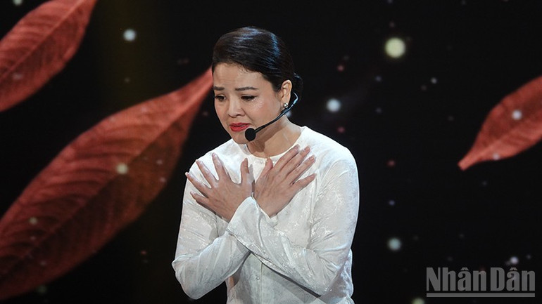 Singer Ngoc Huong plays Mrs. Hien. ndo_br_dsc08905.jpg