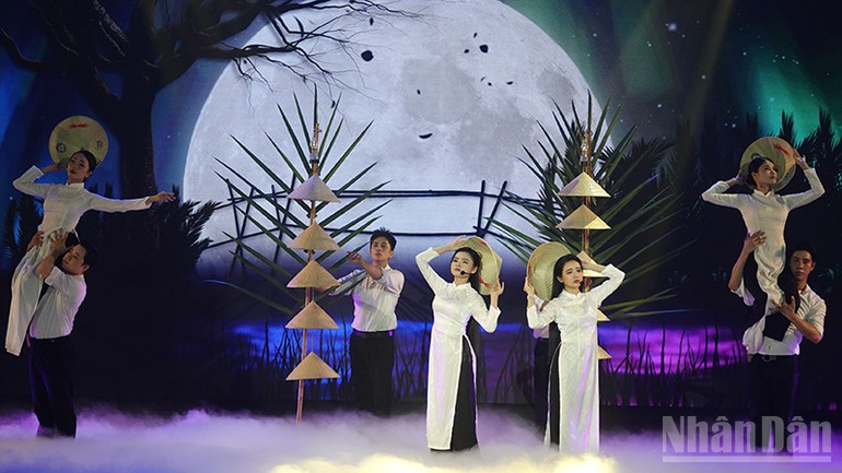 Singers Thu Huong and Quynh Trang perform the song Waiting for someone. ndo_br_dsc08949.jpg
