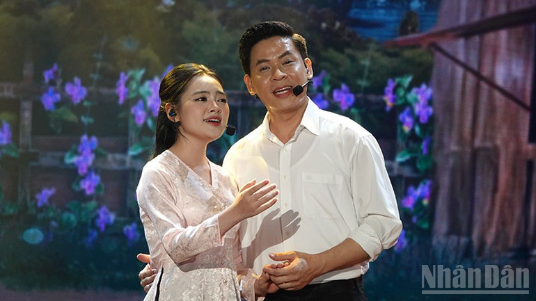 Thu Huong (Huong) and Huynh That (Hung) are the two main characters in the musical. ndo_br_dsc08759.jpg