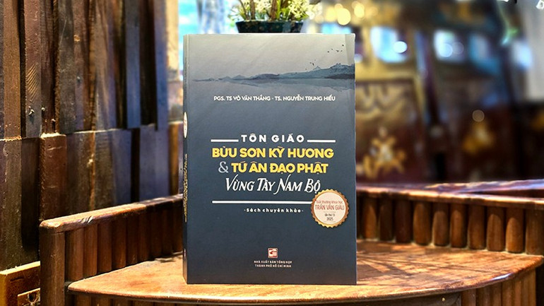 Bìa Tác phẩm Tôn giáo Bửu Sơn Kỳ Hương và Tứ Ân đạo Phật vùng Tây Nam Bộ do Nhà xuất bản Tổng hợp Thành phố Hồ Chí Minh vừa mới phát hành. (Ảnh: Nhà xuất bản) 20250927-193342.jpg