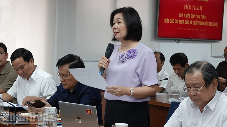 Tổng Biên tập Báo Phụ nữ Thành phố Hồ Chí Minh Lý Việt Trung góp ý tại hội nghị. ndo_bl_dsc01285.jpg
