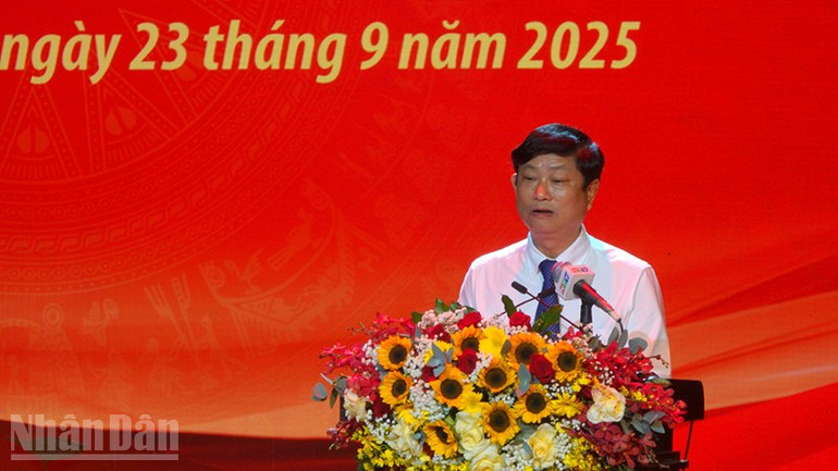 សមមិត្ត Vo Van Minh លេខារងគណៈកម្មាធិការបក្សទីក្រុង និងជាប្រធានក្រុមប្រឹក្សាប្រជាជនទីក្រុងហូជីមិញ បានអានសុន្ទរកថារំលឹក។ (រូបថត៖ Linh Bao) ndo_bl_dsc01207-copy.jpg