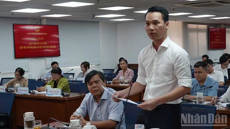 Tiến sĩ Nguyễn Xuân Thủy, Phó Chánh Văn phòng Thành ủy Thành phố Hồ Chí Minh, góp ý tại hội nghị. ndo_br_dsc01293.jpg